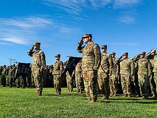 Till vänster: Soldater som bär Army Combat Uniform (ACU) med kamouflagemönstret Operational Camouflage Pattern (OCP). Till höger: Soldater i Army Greens, daglig dräkt från 2020.