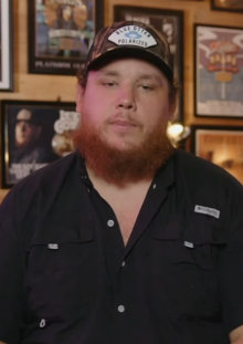 A bust shot of singer Luke Combs.