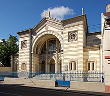 Large, cream-coloured synagogue