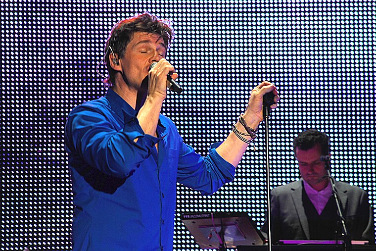 A-ha at the MEN Arena, Manchester, 20 November 2010.jpg