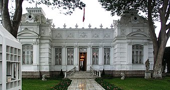 The Museo Pedro de Osma houses artistic objects dating from the 16th to 18th centuries, including paintings, sculptures, altarpieces, silverware, Huamanga stone carvings, furniture and other objects from regions with an ancient Andean artistic tradition.