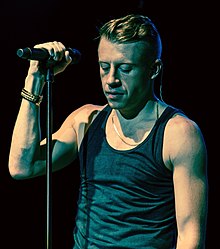 Macklemore tampil di Toronto saat The Heist Tour, November 2012