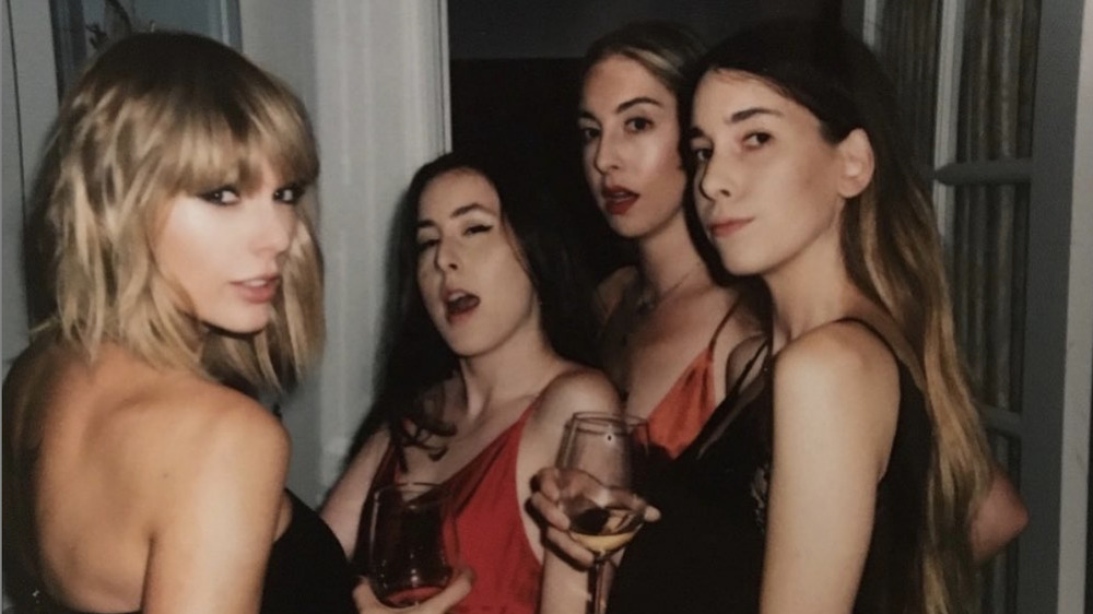 Taylor Swift and HAIM hanging out