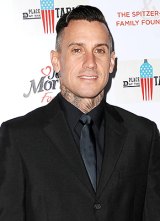 1425495369_carey hart 290