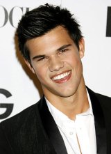 1256575918_taylor lautner 402