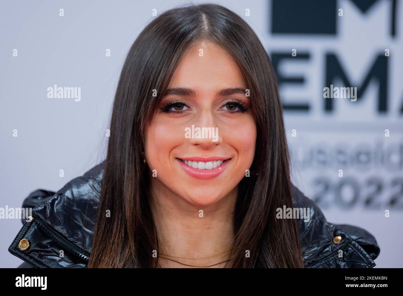 Duesseldorf, Germany. 13th Nov, 2022. Tate McRae walks the red carpet at the MTV Europe Music Awards in front of PSD Bank Dome. Credit: Rolf Vennenbernd/dpa/Alamy Live News Stock Photo