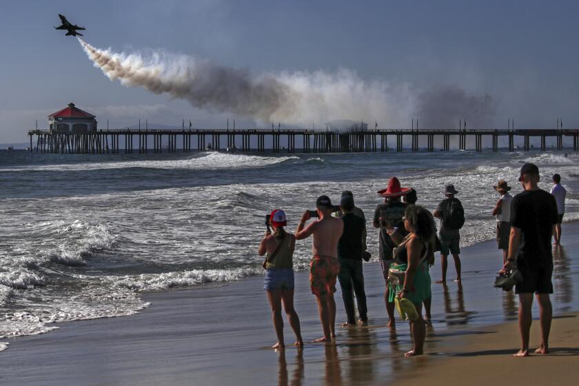 Huntington Beach, CA - October 01: U.S. Airforce Thunderbirds, Lockheed Martin F-16 fighting falcons perform at Pacific Airshow on Saturday, Oct. 1, 2022 in Huntington Beach, CA. (Irfan Khan / Los Angeles Times)