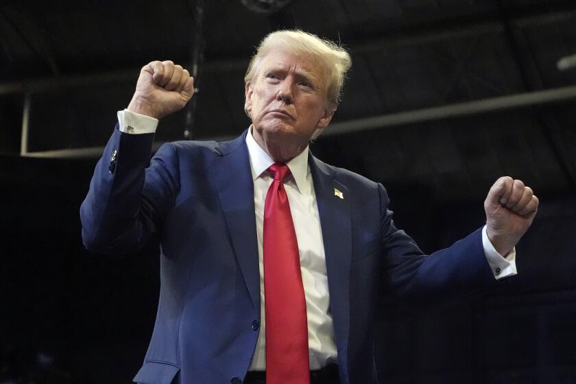 El candidato republicano a la presidencia de Estados Unidos, el expresidente Donald Trump, baila tras su intervención en un mitin electoral en Bozeman, Montana, el 9 de agosto de 2024. (AP Foto/Rick Bowmer).