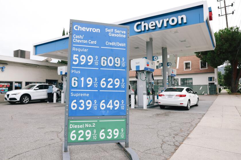 Los Angeles, CA - September 17: People gas up at Chevron on Sunday, Sept. 17, 2023 in Los Angeles, CA. The average price of a gallon of self-service regular gasoline in Los Angeles County spiked 13.6 cents today to $4.867, its highest amount since October of last year. (Dania Maxwell / Los Angeles Times)