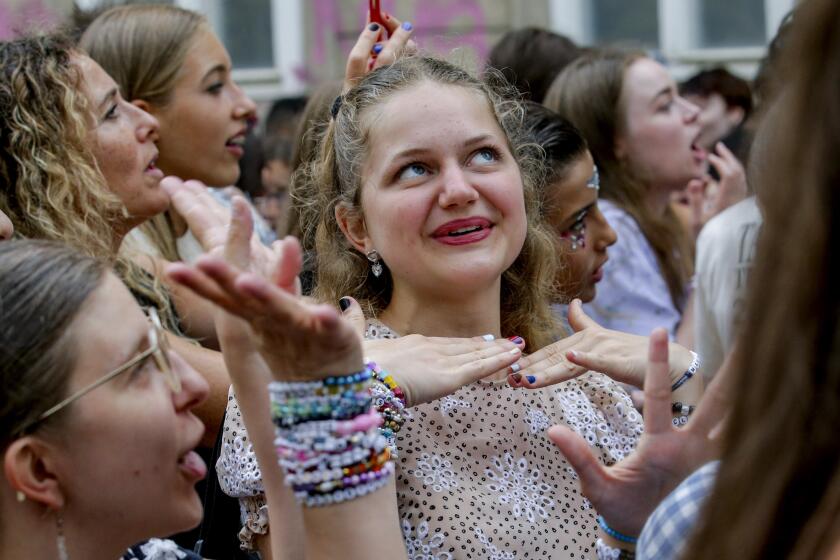 Swifties gather and sing in the city centre in Vienna on Thursday, Aug.8, 2024. Organizers of three Taylor Swift concerts in the stadium in Vienna this week called them off on Wednesday after officials announced arrests over an apparent plot to launch an attack on an event in the Vienna area such as the concerts. (AP Photo/Heinz-Peter Bader)