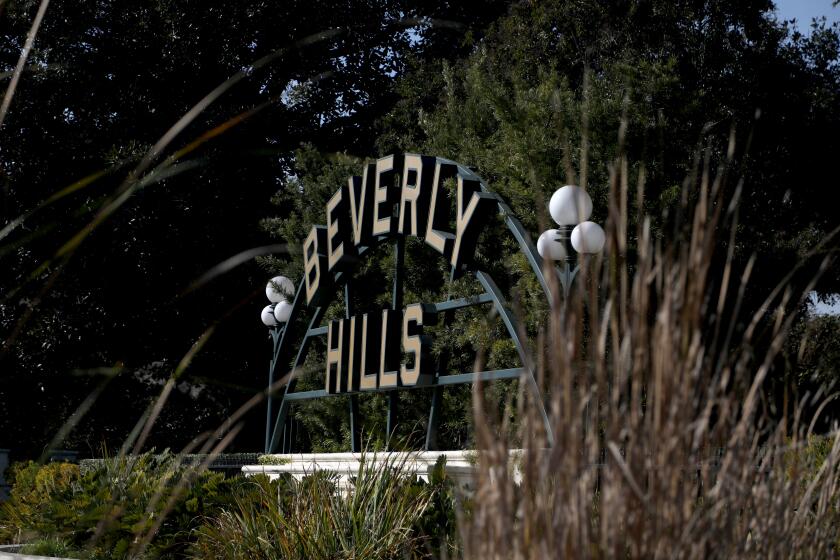 BEVERLY HILLS, CA - JANUARY 16: Beverly Gardens Park on Tuesday, Jan. 16, 2024 in Beverly Hills, CA. A potential moratorium on building permits in Beverly Hills, a consequence of a judge ruling the city doesn't have a state-approved blueprint for affordable housing. (Gary Coronado / Los Angeles Times)