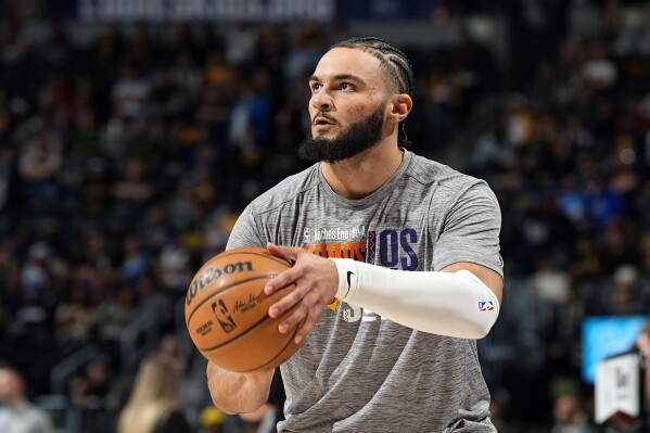 FILE - Phoenix Suns forward David Roddy (21) warms up before an NBA basketball game Tuesday, March 5, 2024, in Denver. The Atlanta Hawks acquired David Roddy from the Phoenix Suns in exchange for E.J. Liddell in a swap of power forwards on Monday, July 29, 2024. (AP Photo/David Zalubowski, File)