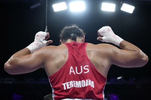 Australia's Teremoana Teremoana celebrates after defeating Ukraine's Dmytro Lovchynskyi in their men's +92 kg preliminary boxing match at the 2024 Summer Olympics, Monday, July 29, 2024, in Paris, France. (AP Photo/Ariana Cubillos)