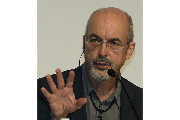 FILE - Video artist Bill Viola speaks at a news conference, Oct. 18, 2011, in Tokyo. Viola, a video artist who combined with director Peter Sellars on a groundbreaking production of Wagner's “Tristan und Isolde” originally seen in Los Angeles, Paris and New York, died Friday, July 12, 2024, at age 73. (AP Photo/Shizuo Kambayashi, File)