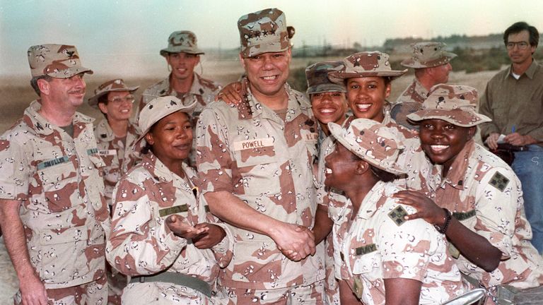 Chairman of the Joint Chiefs of Staff General Colin Powell (C) and members of the 132nd MP Company pose for photographs in Saudi Arabia December 22, 1990. REUTERS/Jonathan Bainbridge (SAUDI ARABIA - Tags: POLITICS) BEST QUALITY AVAILABLE
