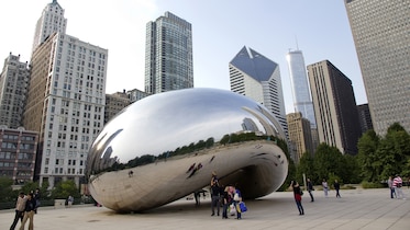 the Cloud Gate sculpture in Chicago with reflections of the cityscape