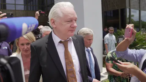 Julian Assange leaves a US court