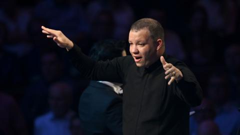 Ryan Bancroft conducting at the bbc proms