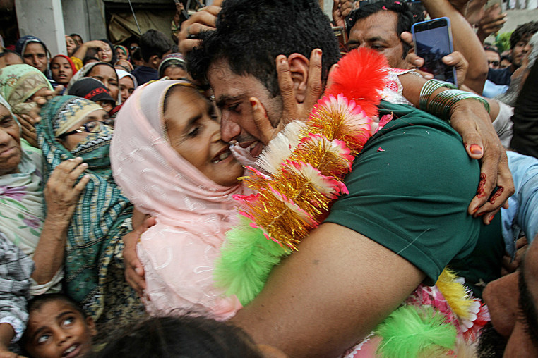 Arshad Nadeem  hugs his mother 