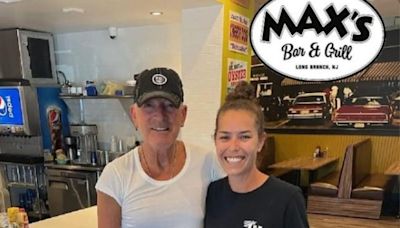 Springsteen on a mission: Picking up 60 hot dogs to-go at Max s