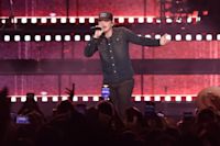 WATCH: Tom Brady, country star Morgan Wallen BOTH rocking Raiders gear at concert